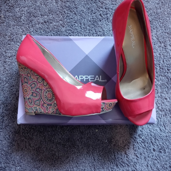 Wedge Heels - Picture 2 of 5